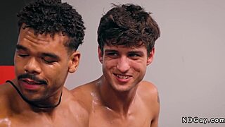 स्थल#20 वीडियो के लिए: Muscular hunk gets a hot interracial threesome in ...